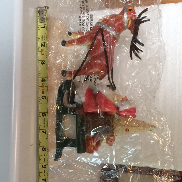 Santa on sled Christmas decor - Picture 9 of 9